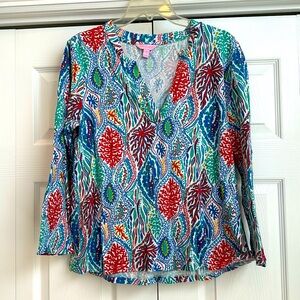 3/4 sleeve v-neck shirt - L